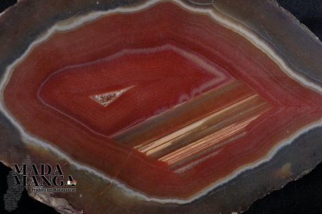 Agata in parte grezza e parte lucidata