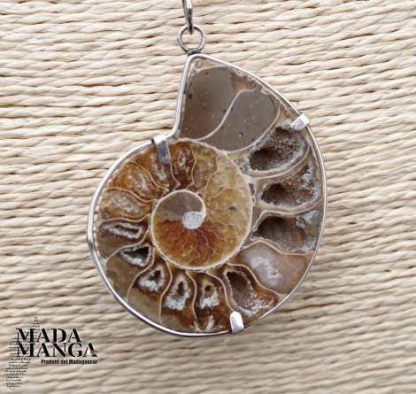 10249_p_ciondolo_con_ammonite2.jpg