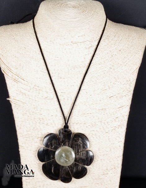Collana in corno a fiore