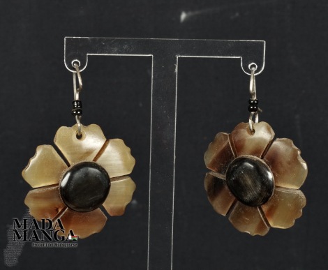 Orecchini in corno a fiore