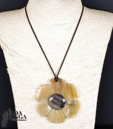 Collana in corno a fiore