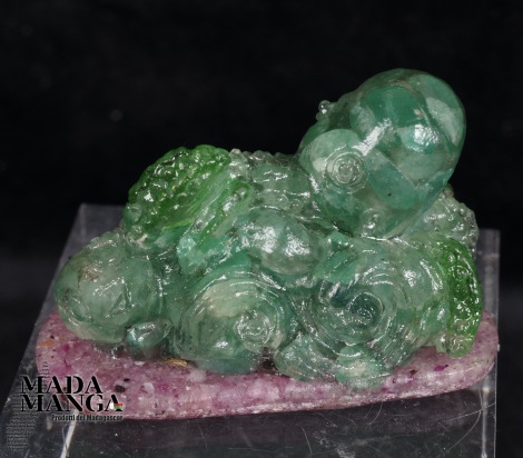 Polpo in smeraldo su radice di rubino