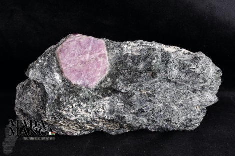 Corindone rosso (rubino) su matrice