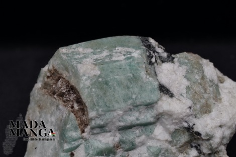 Smeraldo grezzo su matrice