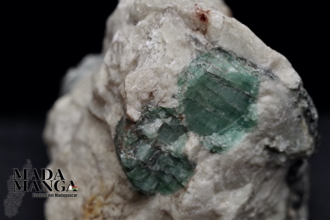 Smeraldo grezzo su matrice