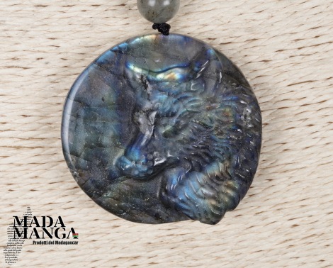 Ciondolo in Labradorite a forma di lupo