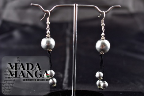 orecchini con particolari in alluminio