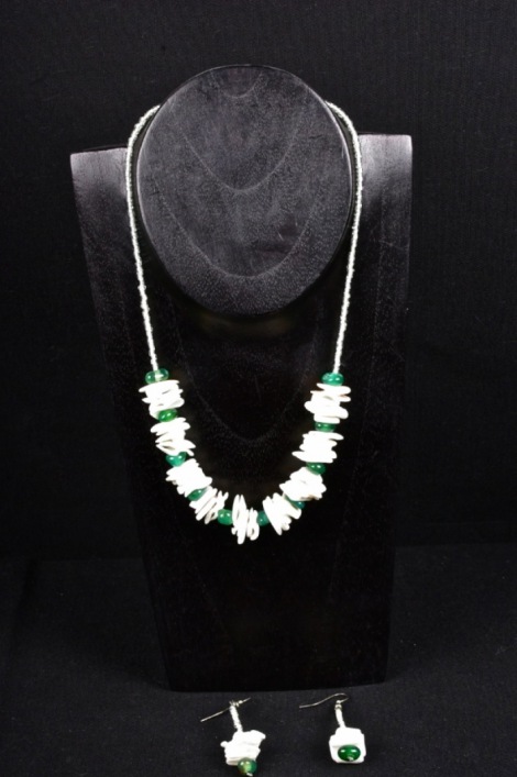 collana con orecchini con madreperla