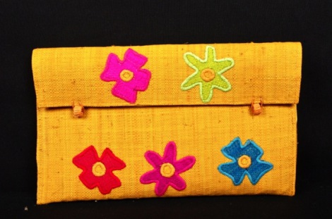 pochette in rafia con decori