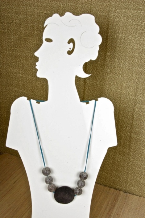 collana in tessuto con corno e sfere in pelle