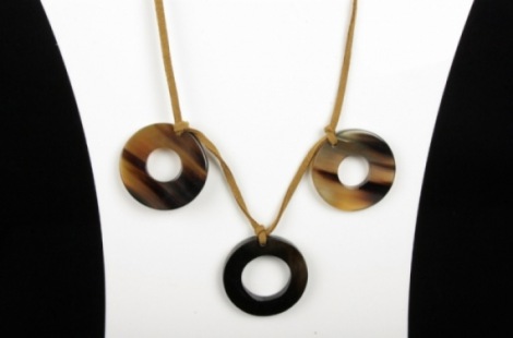collana con particolari in corno