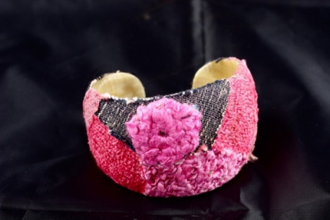 bracciale rigido in corno e seta