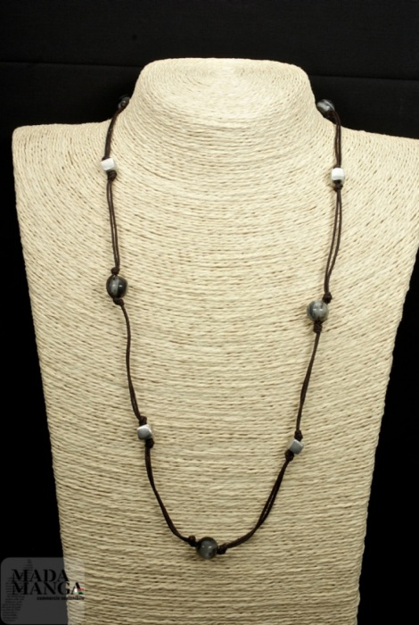 Collana con particolari in alluminio e agata