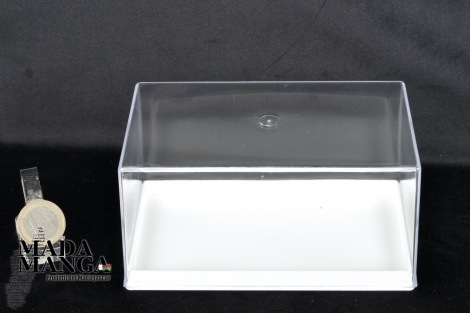 scatola in plastica con base bianca