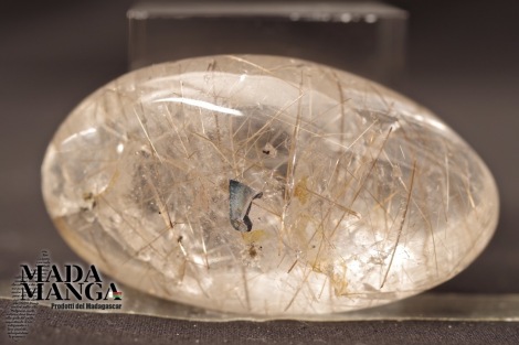 Forma Libera in Quarzo con Inclusioni