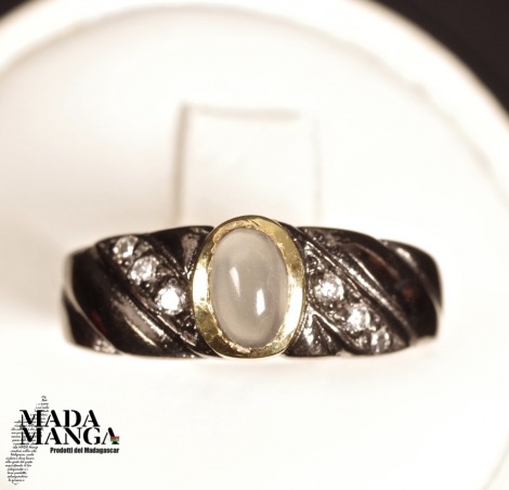 Anello in argento con Pietra di luna