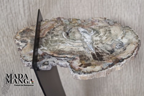 Tavolino in legno fossile