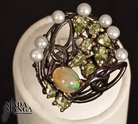 Anello in Argento con opale, perle e peridoti