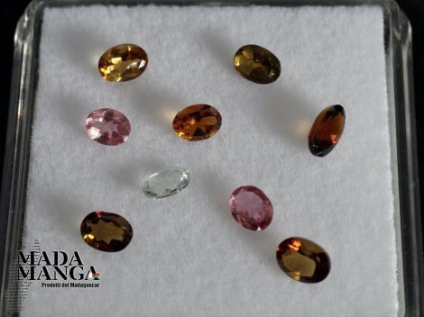 Lotto 9 tormaline multicolori mm.5,7x3,5