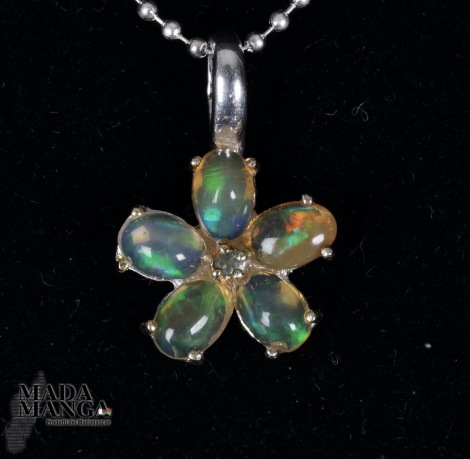Ciondolo in Argento con Opali
