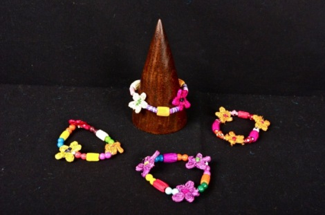 fiori di rafia su braccialetto