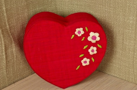 CONTENITORI A CUORE IN RAFIA