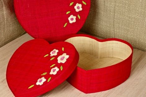 SCATOLA SAN VALENTINO IN RAFIA