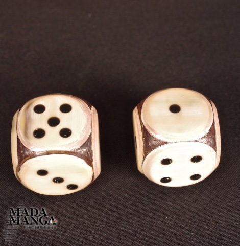 scatola con dadi in osso e corno