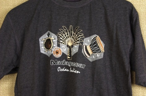 MAGLIETTA COTONE CON SIMBOLI MADAGASCAR